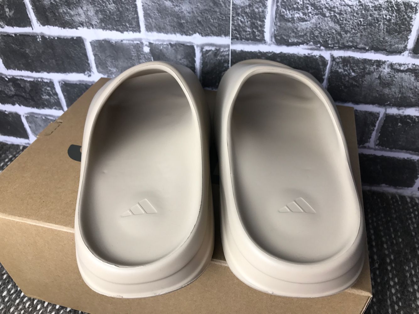 Adidas Yeezy Slide Pure - Luxe Premium Brazil