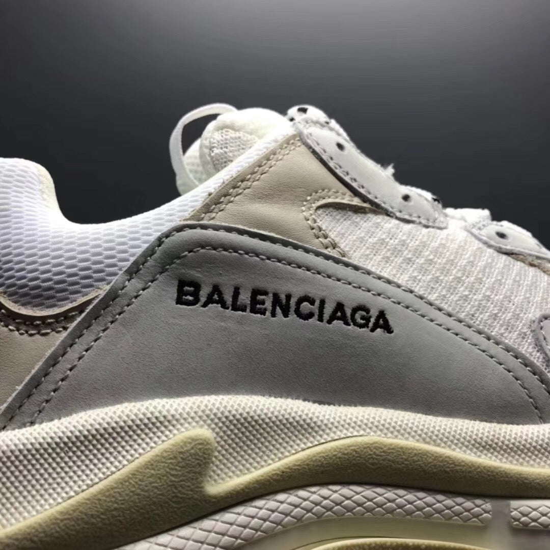 Balenciaga Triple S White - Luxe Premium Brazil