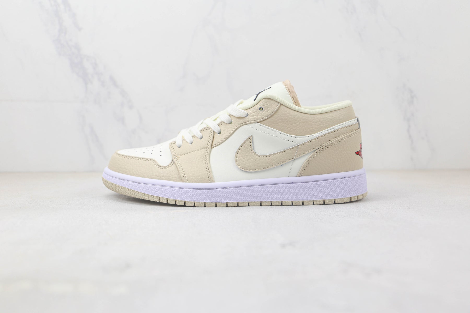 Jordan 1 Low SE Sail Rattan University Red Luxe Premium Brazil
