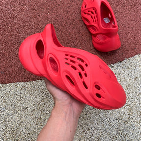 Adidas Yeezy Foam RNNR Vermillion - Luxe Premium Brazil